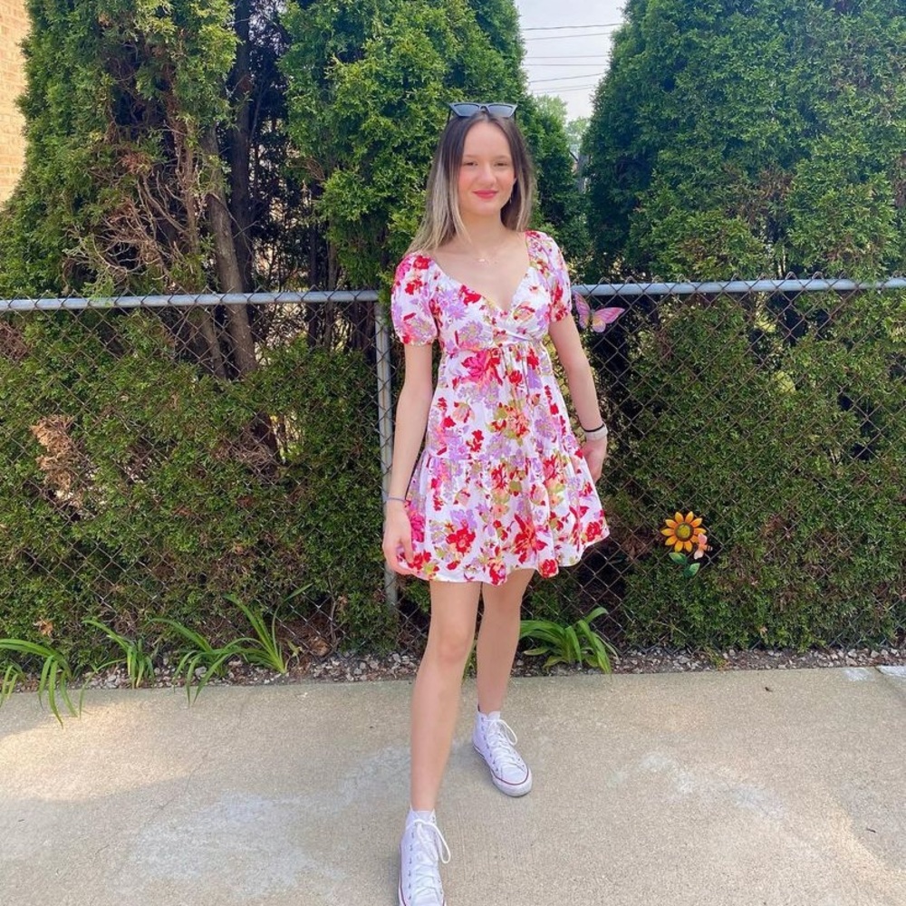 Colorful dress. Back ties as a bow. IT HAS POCKETS!